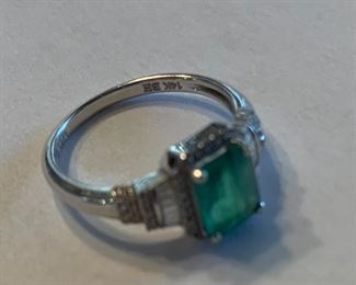 14 kt - White Gold - Emerald Ring - Size 7 - 3 Grams $ 198.00