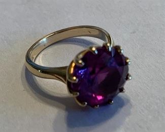 10 kt - Jadeite Ring - Size 6 - 4 Grams $ 78.00