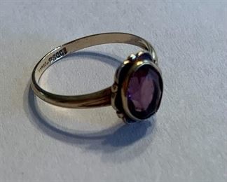 10 kt - Glass Stone Ring - Size 3.5 $ 58.00