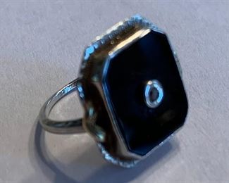 10 kt - Black Onyx Ring - Size 3.5 - 3 Grams $ 64.00