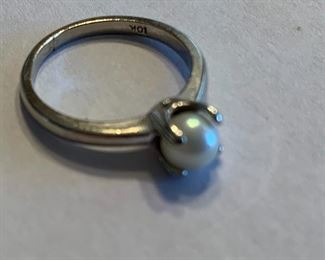 10 kt - Pearl Ring - Size 5.5 $ 58.00