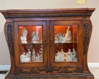 Beautiful Lexington Furniture Industries lighted display cabinet featuring two ‘hidden’ internal drawers. 43w x 35h x 20d