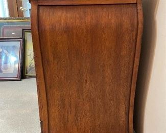 Beautiful Lexington Furniture Industries lighted display cabinet featuring two ‘hidden’ internal drawers. 43w x 35h x 20d