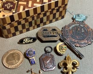072 Vintage Pins, Pendants, Tokens  Badges