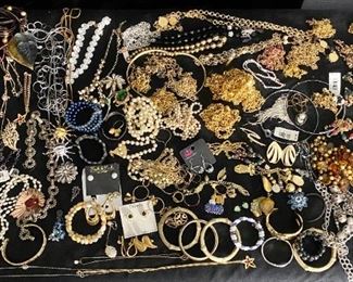 253 CostumeJewelry Large Mixed Lot
