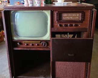 Magnavox tv, radio, turntable combo in cabinet. Turntable is in a drawer!