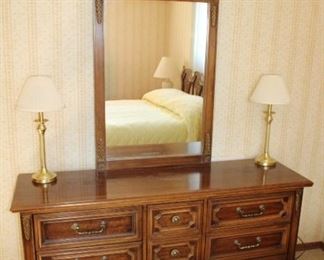 DRESSER, 2 LAMPS