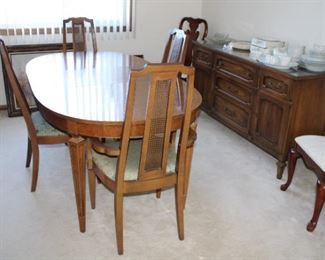 DINING TABLE W/4 CHAIRS