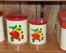 VINTAGE KITCHEN COLLECTIBLE TIN LITHO CANISTER & BREAD BOX SET