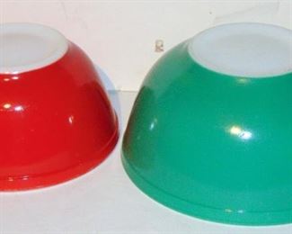 VINTAGE KITCHEN COLLECTIBLES - PYREX MIXING BOWLS