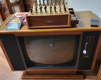 Very nice vintage TV console. Works!!