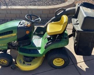 John Deere LA105 42 Inch Riding Lawn Mower With Bag And Key