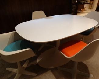 Burke Saarinen MCM Tulip Table with Chairs