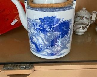 Chinese 3Claw Dragon Teapot. (Small chip in lid)