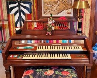 Wurlitzer funmaker Deluxe with syntha-solo. In excellent working condition. Includes bench and music