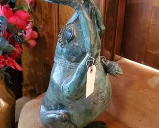 Metal frog plant holder