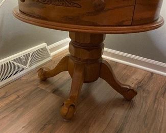 Oak round pedestal end table 