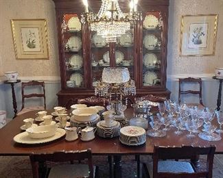 Thomasville mahogany china  cabinet w/ table and 2 leaves and 6 chairs