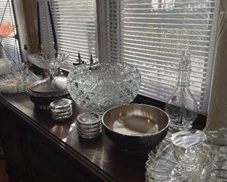 L E Smith daisy and button punch bowl w/  Meridan silver plate bowl and chaffing dish
