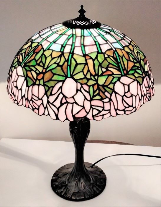BEAUTIFUL STAINED GLASS LAMP