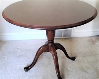 ROUND MAHOGANY COLOR TABLE