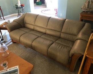Ekornes stressless leather couch 
Matches the recliners $1,000