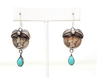#660 • Beautiful Native American Navajo Kingman Turquoise Sterling Silver Mercury Dime Earrings
Up for sale is this tremendous Navajo silver pair of earrings. This is such a marvelous pair of pierced wire dangle earrings! Above each of the Mercury dimes is a crown of 2 silver leaves and a berry! And then dangling below is the beautiful Kingman turquoise teardrop! Wonderful movement here! Sterling silver, marked. Signed by Navajo artist, JT. Each earring measures 2" long and 3/4" wide. The earrings weigh around 10 grams. Weighs 9.7g
