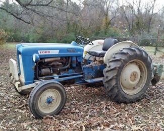 1964 Ford 2000 tractor hast 36hp gas engine. Starts and runs good. Only 568 hours. Includes original pan seat (not shown)