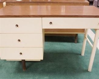 1005	STANELY MIDCENTURY MODERN DESK, W/ 4 DRAWERS. 46 1/8 IN W, 17 7/8 IN DEEP, 29 3/4 IN H
