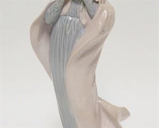 1264	LLADRO LADY W/A BOUQUET OF FLOWERS, 12 1/2 IN HIGH

