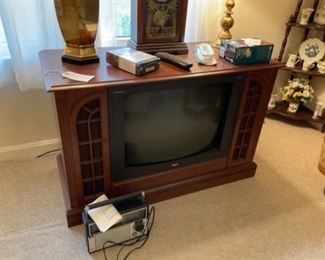 Retro 1970’s cabinet TV - works.