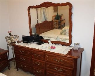 Broyhill nine-drawer dresser with mirror