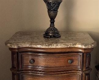 Pulaski Gentleman's Chest
Pulaski 2 Nightstands
Pulaski Dresser
Pulaski King Bed Frame Table lamps