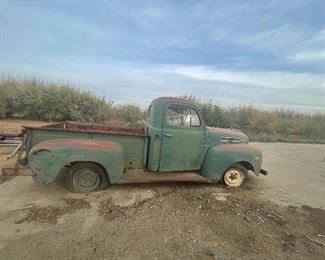New Holland 1046
Bale wagon