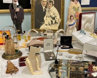 The wedding and vintage doll table