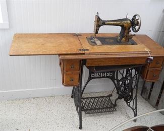 1910 Singer Treadle Sewing Machine