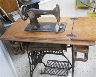 1910 Singer Treadle Sewing Machine