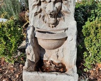 Large outdoor lion fountain