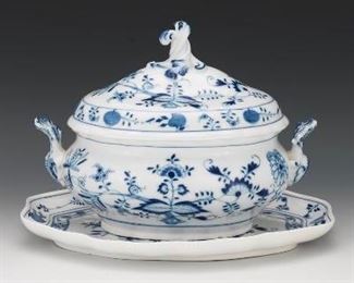Meissen Porcelain Tureen with Lid and Under Platter, Blue Onion Pattern, ca. 1924  1934 