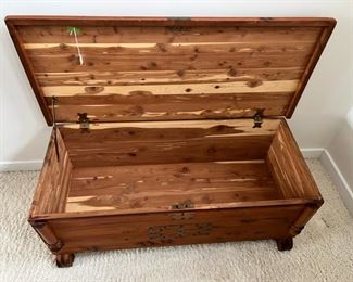 Very nice cedar chest with key