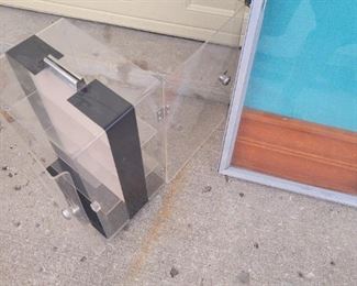 Locked display cabinets/cases locked with no keys