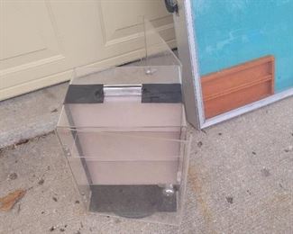 Locked display cabinets/cases locked with no keys