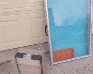 Locked display cabinets/cases locked with no keys