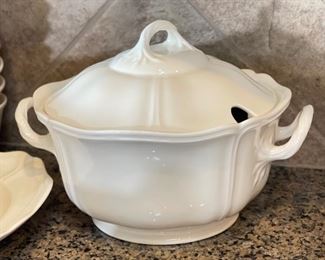 73pc Wedgwood Queensware Queens Plain 73 pc