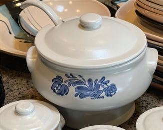 7pc Pfaltzgraff Yorktowne Vintage Tureen & Lid w/Ladle with mini bowls 7pc