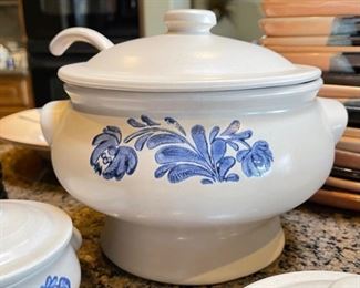 7pc Pfaltzgraff Yorktowne Vintage Tureen & Lid w/Ladle with mini bowls 7pc