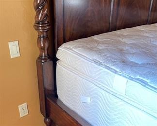 Thomasville Ernest Hemingway King Quintillia Poster Bed Mahogany 88 x 83x89 in HxWxD