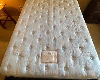 Queen Rustic Scroll Iron Bed Frame & Mattress Frame 85.5x63.5 HxWxD