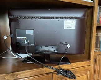 Samsung 32in 720p LED TV model UN 32EH4050F w/ Remote 20 x 29in