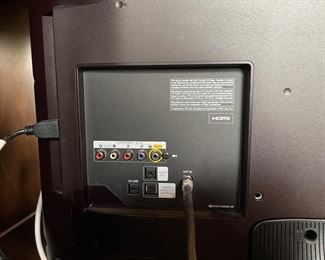 Samsung 32in 720p LED TV model UN 32EH4050F w/ Remote 20 x 29in